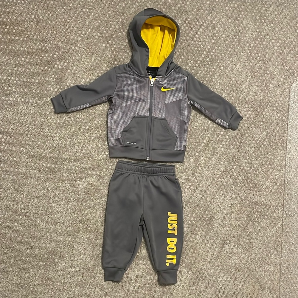 NIKE Matching Sweatsuit!!